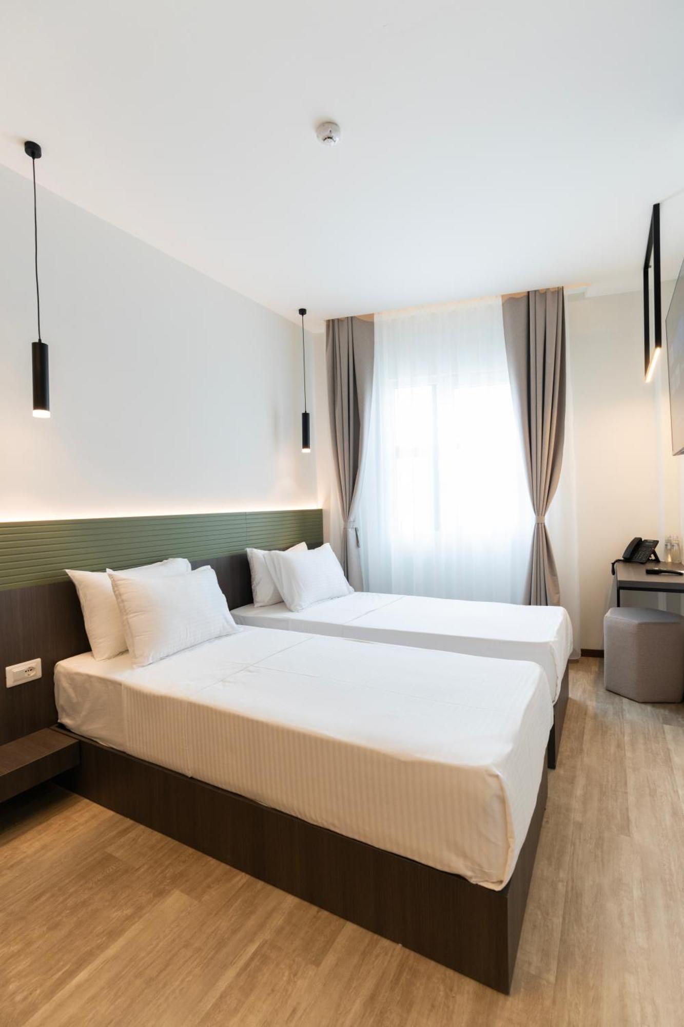 Star Hill Hotel Pristina Buitenkant foto