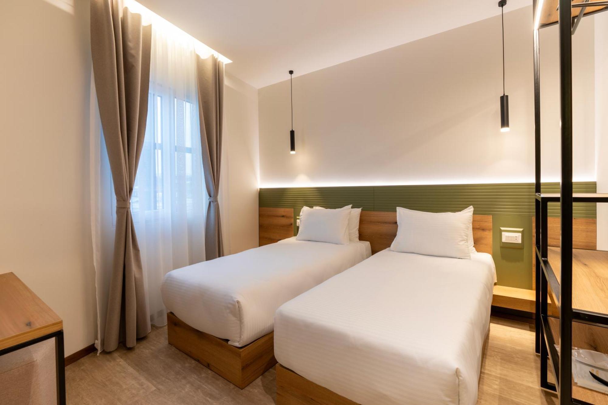 Star Hill Hotel Pristina Buitenkant foto