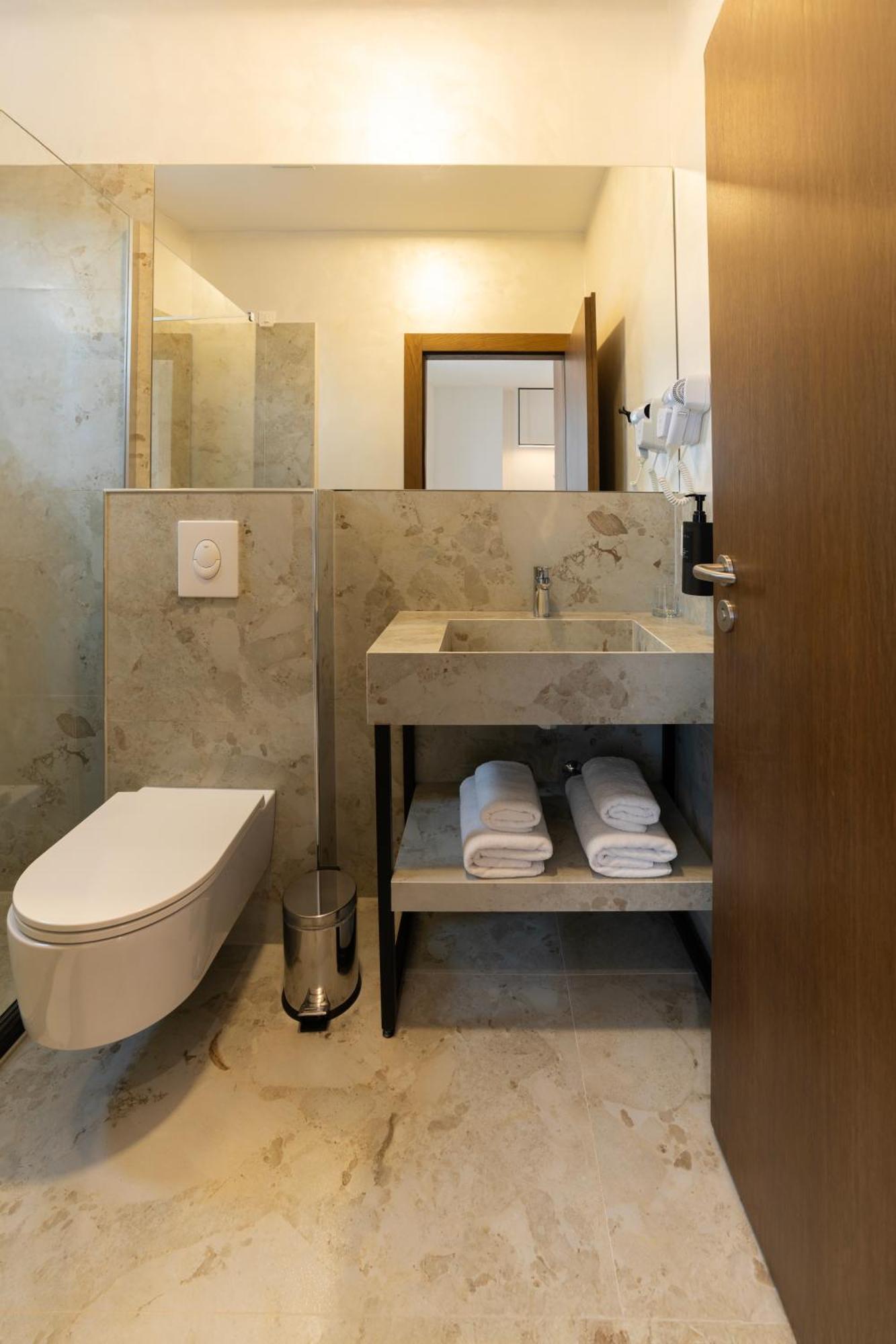 Star Hill Hotel Pristina Buitenkant foto
