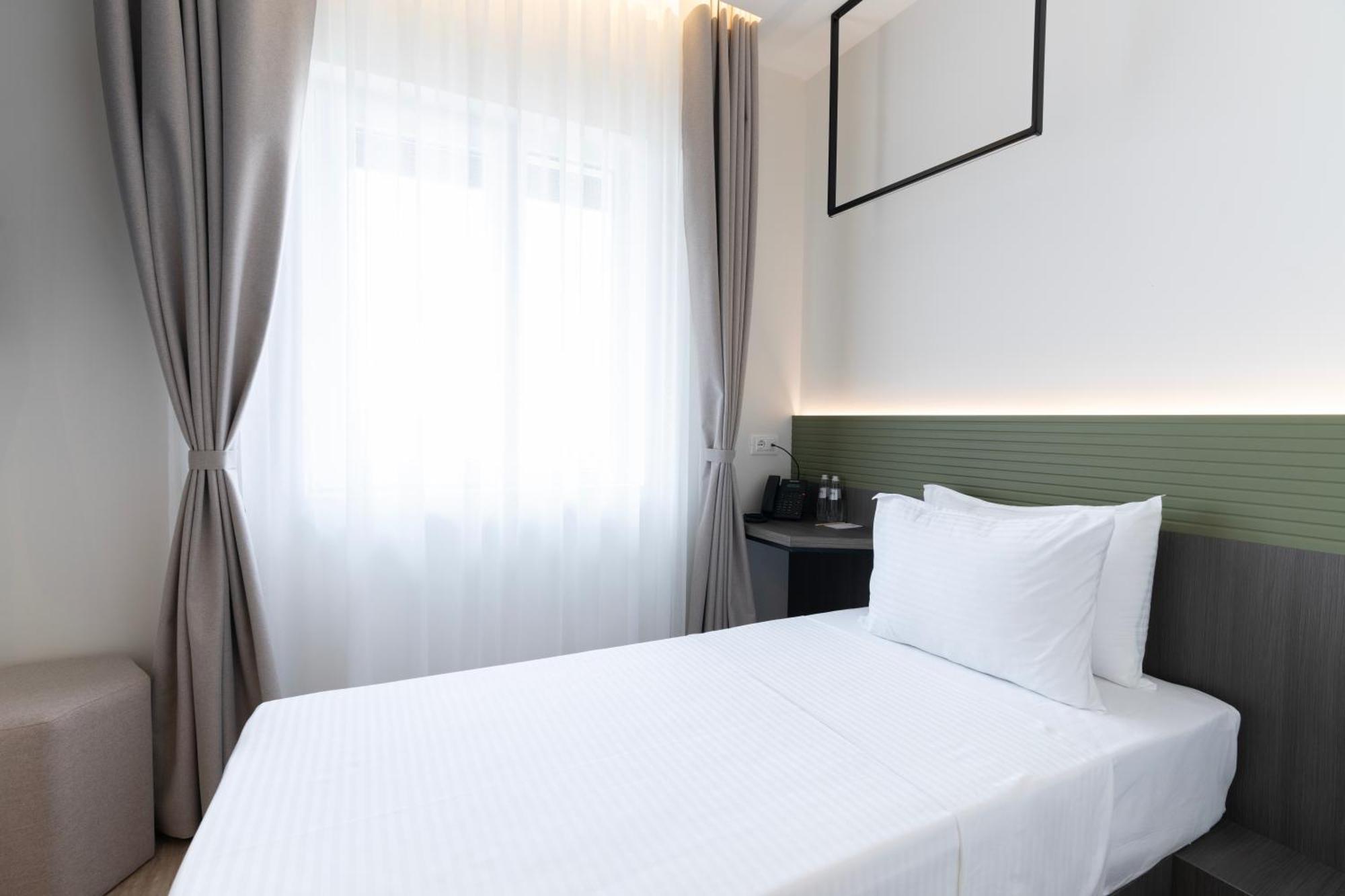 Star Hill Hotel Pristina Buitenkant foto
